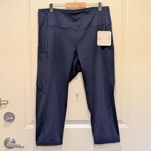 NWT Yelete Active 2XL Navy Blue Multi Pocket Capri Leggings